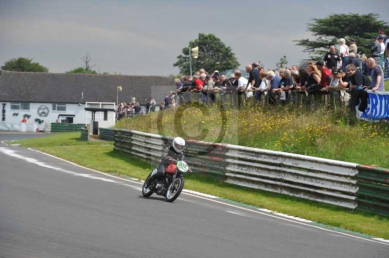Mallory park Leicestershire;Mallory park photographs;Motorcycle action photographs;classic bikes;event digital images;eventdigitalimages;mallory park;no limits trackday;peter wileman photography;vintage bikes;vintage motorcycles;vmcc festival 1000 bikes