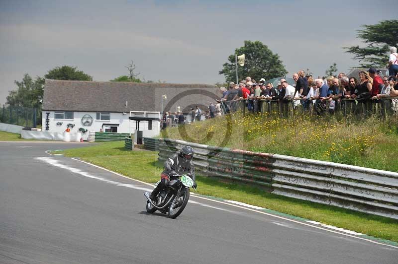Mallory park Leicestershire;Mallory park photographs;Motorcycle action photographs;classic bikes;event digital images;eventdigitalimages;mallory park;no limits trackday;peter wileman photography;vintage bikes;vintage motorcycles;vmcc festival 1000 bikes