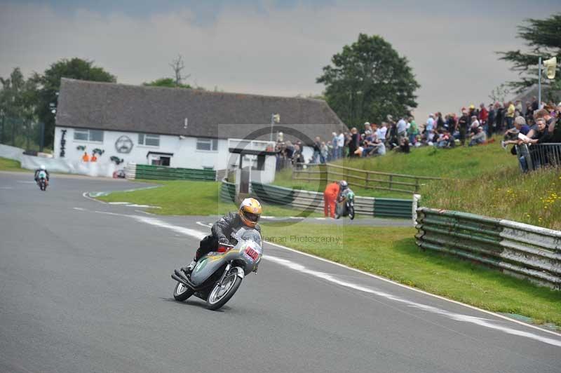 Mallory park Leicestershire;Mallory park photographs;Motorcycle action photographs;classic bikes;event digital images;eventdigitalimages;mallory park;no limits trackday;peter wileman photography;vintage bikes;vintage motorcycles;vmcc festival 1000 bikes