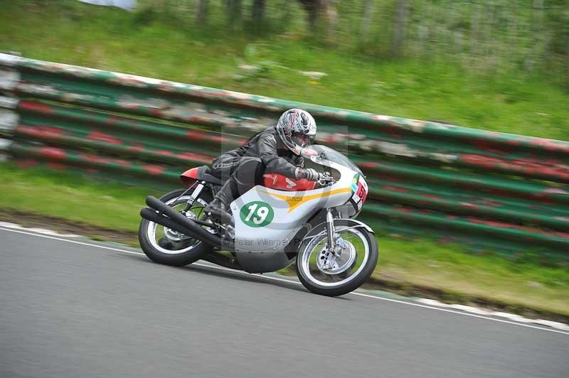 Mallory park Leicestershire;Mallory park photographs;Motorcycle action photographs;classic bikes;event digital images;eventdigitalimages;mallory park;no limits trackday;peter wileman photography;vintage bikes;vintage motorcycles;vmcc festival 1000 bikes