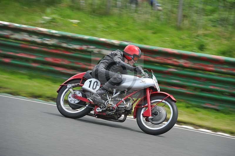 Mallory park Leicestershire;Mallory park photographs;Motorcycle action photographs;classic bikes;event digital images;eventdigitalimages;mallory park;no limits trackday;peter wileman photography;vintage bikes;vintage motorcycles;vmcc festival 1000 bikes
