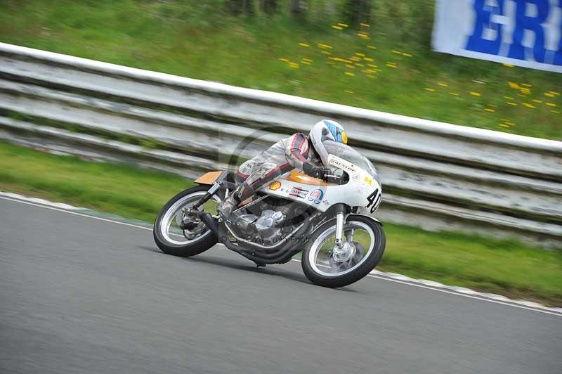 Mallory park Leicestershire;Mallory park photographs;Motorcycle action photographs;classic bikes;event digital images;eventdigitalimages;mallory park;no limits trackday;peter wileman photography;vintage bikes;vintage motorcycles;vmcc festival 1000 bikes