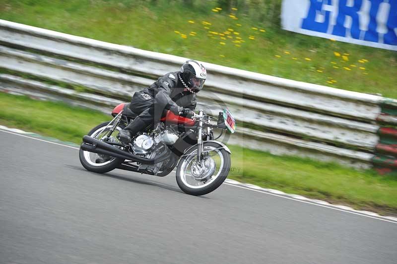 Mallory park Leicestershire;Mallory park photographs;Motorcycle action photographs;classic bikes;event digital images;eventdigitalimages;mallory park;no limits trackday;peter wileman photography;vintage bikes;vintage motorcycles;vmcc festival 1000 bikes