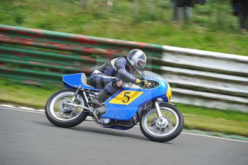 Mallory park Leicestershire;Mallory park photographs;Motorcycle action photographs;classic bikes;event digital images;eventdigitalimages;mallory park;no limits trackday;peter wileman photography;vintage bikes;vintage motorcycles;vmcc festival 1000 bikes