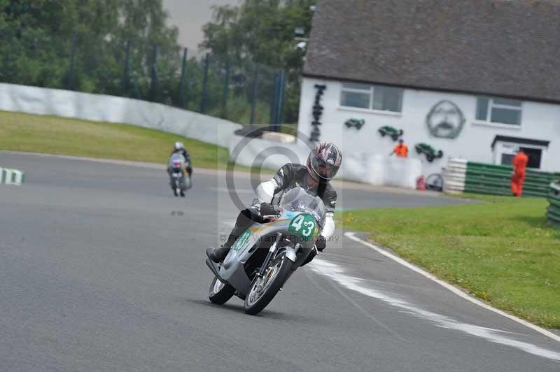 Mallory park Leicestershire;Mallory park photographs;Motorcycle action photographs;classic bikes;event digital images;eventdigitalimages;mallory park;no limits trackday;peter wileman photography;vintage bikes;vintage motorcycles;vmcc festival 1000 bikes