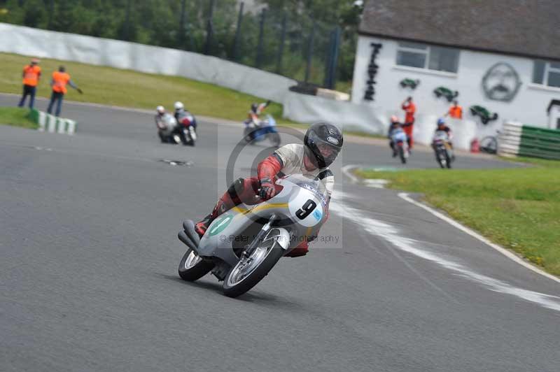 Mallory park Leicestershire;Mallory park photographs;Motorcycle action photographs;classic bikes;event digital images;eventdigitalimages;mallory park;no limits trackday;peter wileman photography;vintage bikes;vintage motorcycles;vmcc festival 1000 bikes