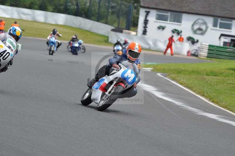 Mallory park Leicestershire;Mallory park photographs;Motorcycle action photographs;classic bikes;event digital images;eventdigitalimages;mallory park;no limits trackday;peter wileman photography;vintage bikes;vintage motorcycles;vmcc festival 1000 bikes