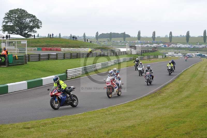 Mallory park Leicestershire;Mallory park photographs;Motorcycle action photographs;classic bikes;event digital images;eventdigitalimages;mallory park;no limits trackday;peter wileman photography;vintage bikes;vintage motorcycles;vmcc festival 1000 bikes