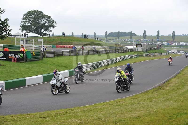 Mallory park Leicestershire;Mallory park photographs;Motorcycle action photographs;classic bikes;event digital images;eventdigitalimages;mallory park;no limits trackday;peter wileman photography;vintage bikes;vintage motorcycles;vmcc festival 1000 bikes