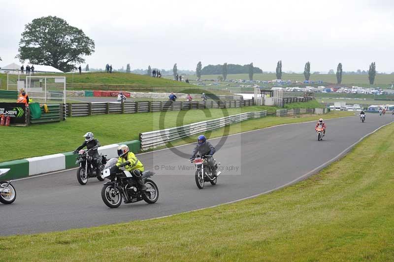Mallory park Leicestershire;Mallory park photographs;Motorcycle action photographs;classic bikes;event digital images;eventdigitalimages;mallory park;no limits trackday;peter wileman photography;vintage bikes;vintage motorcycles;vmcc festival 1000 bikes