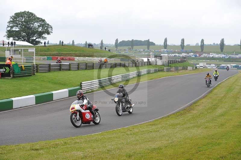 Mallory park Leicestershire;Mallory park photographs;Motorcycle action photographs;classic bikes;event digital images;eventdigitalimages;mallory park;no limits trackday;peter wileman photography;vintage bikes;vintage motorcycles;vmcc festival 1000 bikes