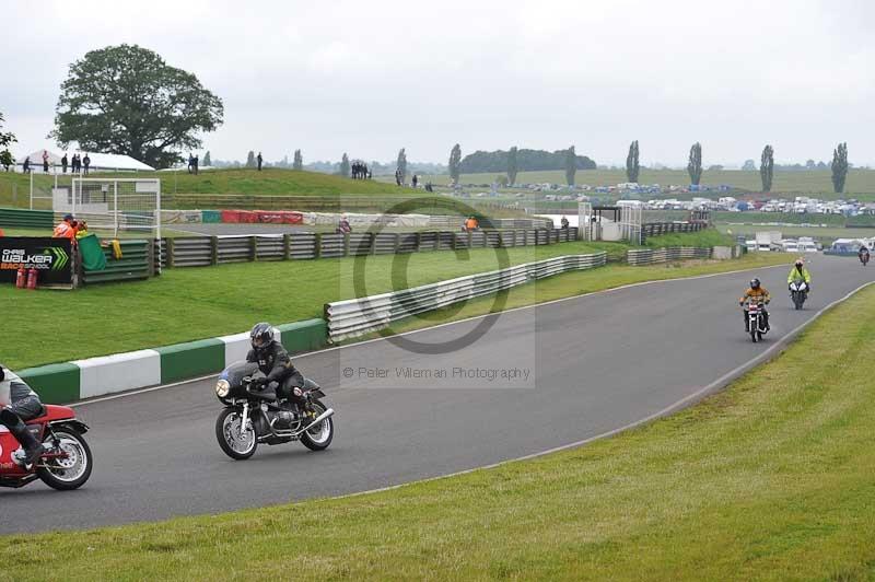 Mallory park Leicestershire;Mallory park photographs;Motorcycle action photographs;classic bikes;event digital images;eventdigitalimages;mallory park;no limits trackday;peter wileman photography;vintage bikes;vintage motorcycles;vmcc festival 1000 bikes