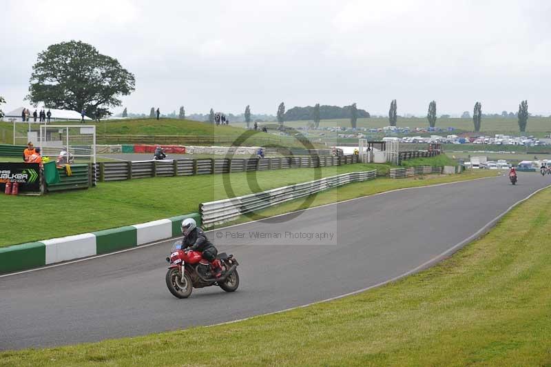 Mallory park Leicestershire;Mallory park photographs;Motorcycle action photographs;classic bikes;event digital images;eventdigitalimages;mallory park;no limits trackday;peter wileman photography;vintage bikes;vintage motorcycles;vmcc festival 1000 bikes