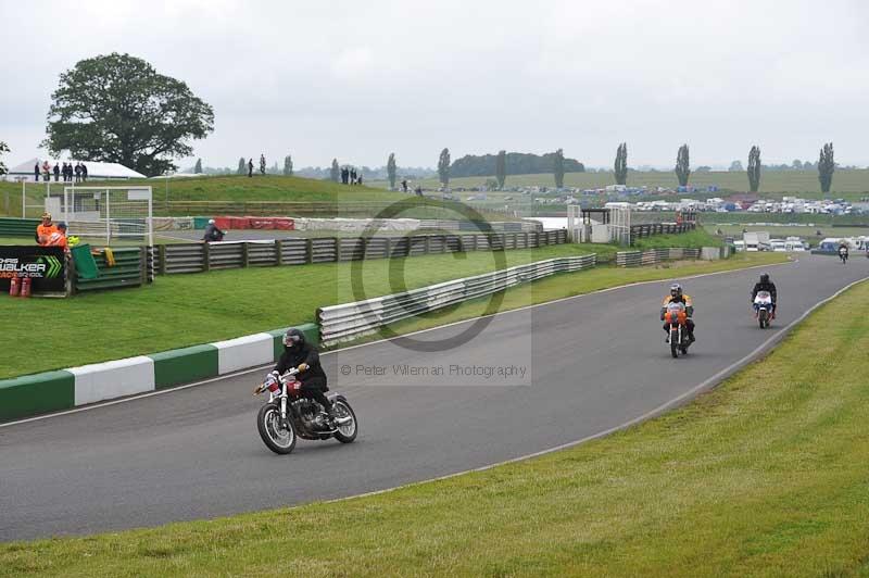 Mallory park Leicestershire;Mallory park photographs;Motorcycle action photographs;classic bikes;event digital images;eventdigitalimages;mallory park;no limits trackday;peter wileman photography;vintage bikes;vintage motorcycles;vmcc festival 1000 bikes