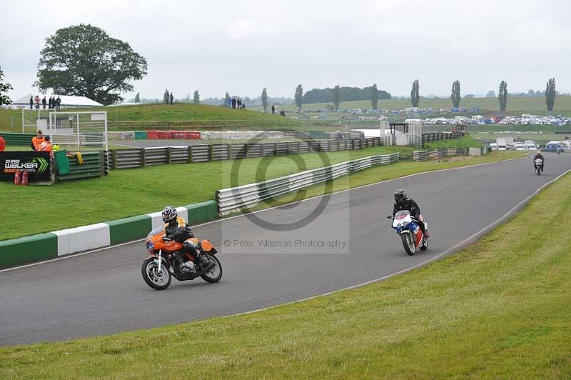 Mallory park Leicestershire;Mallory park photographs;Motorcycle action photographs;classic bikes;event digital images;eventdigitalimages;mallory park;no limits trackday;peter wileman photography;vintage bikes;vintage motorcycles;vmcc festival 1000 bikes