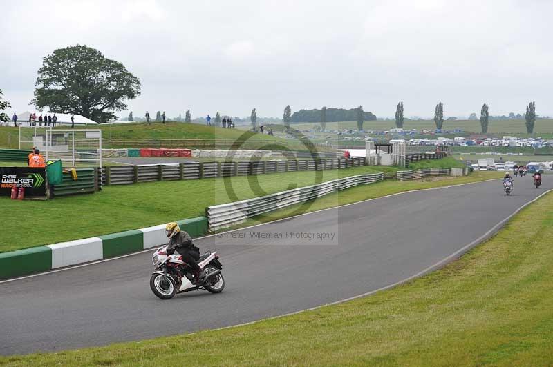 Mallory park Leicestershire;Mallory park photographs;Motorcycle action photographs;classic bikes;event digital images;eventdigitalimages;mallory park;no limits trackday;peter wileman photography;vintage bikes;vintage motorcycles;vmcc festival 1000 bikes