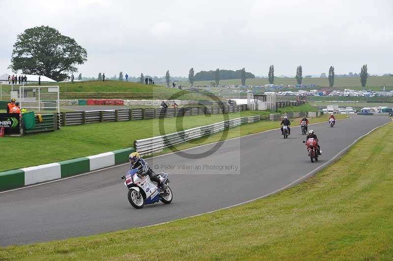 Mallory park Leicestershire;Mallory park photographs;Motorcycle action photographs;classic bikes;event digital images;eventdigitalimages;mallory park;no limits trackday;peter wileman photography;vintage bikes;vintage motorcycles;vmcc festival 1000 bikes