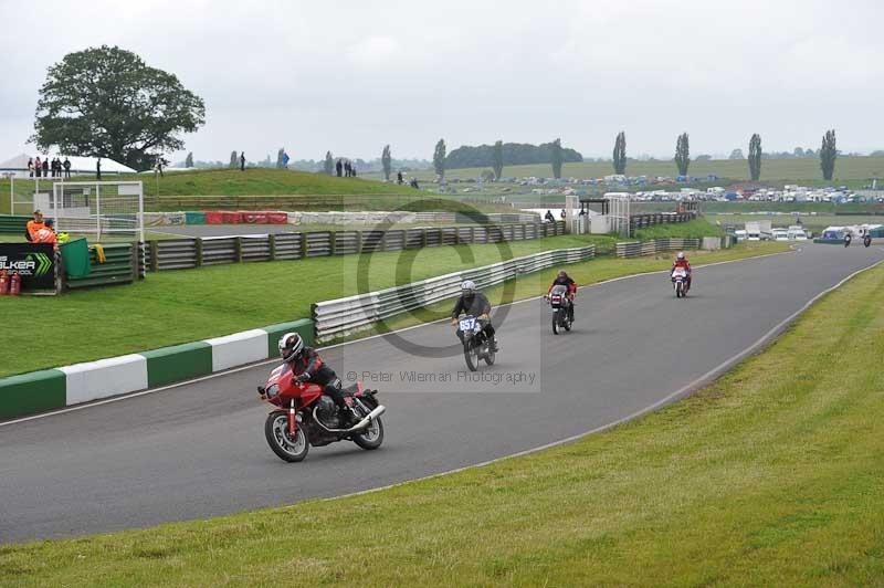 Mallory park Leicestershire;Mallory park photographs;Motorcycle action photographs;classic bikes;event digital images;eventdigitalimages;mallory park;no limits trackday;peter wileman photography;vintage bikes;vintage motorcycles;vmcc festival 1000 bikes