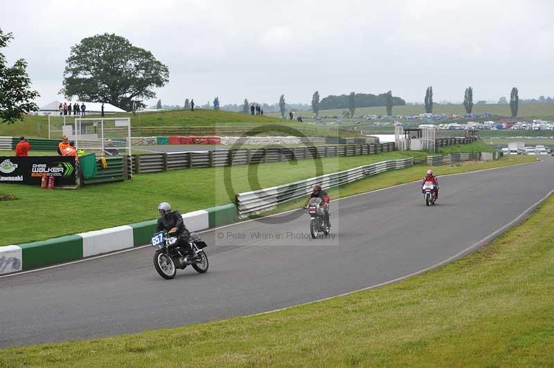 Mallory park Leicestershire;Mallory park photographs;Motorcycle action photographs;classic bikes;event digital images;eventdigitalimages;mallory park;no limits trackday;peter wileman photography;vintage bikes;vintage motorcycles;vmcc festival 1000 bikes