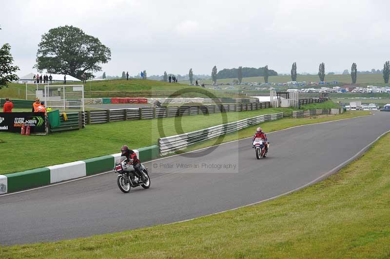 Mallory park Leicestershire;Mallory park photographs;Motorcycle action photographs;classic bikes;event digital images;eventdigitalimages;mallory park;no limits trackday;peter wileman photography;vintage bikes;vintage motorcycles;vmcc festival 1000 bikes