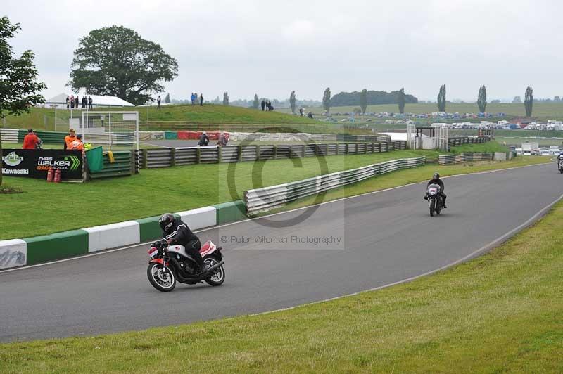 Mallory park Leicestershire;Mallory park photographs;Motorcycle action photographs;classic bikes;event digital images;eventdigitalimages;mallory park;no limits trackday;peter wileman photography;vintage bikes;vintage motorcycles;vmcc festival 1000 bikes