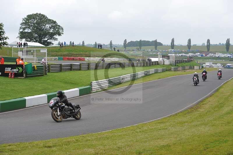 Mallory park Leicestershire;Mallory park photographs;Motorcycle action photographs;classic bikes;event digital images;eventdigitalimages;mallory park;no limits trackday;peter wileman photography;vintage bikes;vintage motorcycles;vmcc festival 1000 bikes