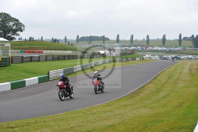 Mallory park Leicestershire;Mallory park photographs;Motorcycle action photographs;classic bikes;event digital images;eventdigitalimages;mallory park;no limits trackday;peter wileman photography;vintage bikes;vintage motorcycles;vmcc festival 1000 bikes