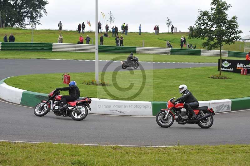 Mallory park Leicestershire;Mallory park photographs;Motorcycle action photographs;classic bikes;event digital images;eventdigitalimages;mallory park;no limits trackday;peter wileman photography;vintage bikes;vintage motorcycles;vmcc festival 1000 bikes