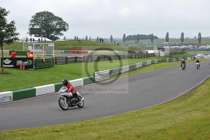 Mallory park Leicestershire;Mallory park photographs;Motorcycle action photographs;classic bikes;event digital images;eventdigitalimages;mallory park;no limits trackday;peter wileman photography;vintage bikes;vintage motorcycles;vmcc festival 1000 bikes