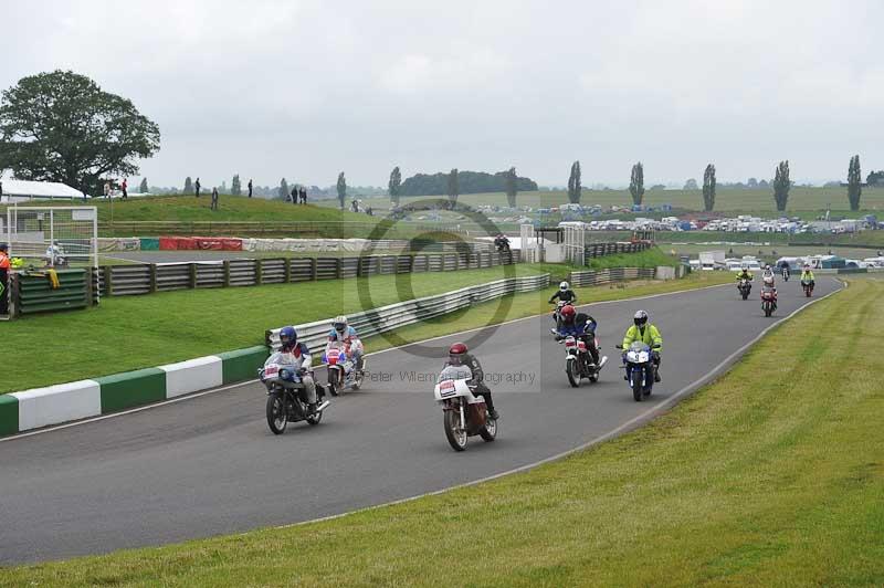 Mallory park Leicestershire;Mallory park photographs;Motorcycle action photographs;classic bikes;event digital images;eventdigitalimages;mallory park;no limits trackday;peter wileman photography;vintage bikes;vintage motorcycles;vmcc festival 1000 bikes