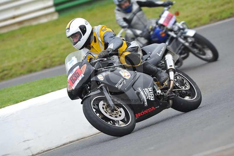 Mallory park Leicestershire;Mallory park photographs;Motorcycle action photographs;classic bikes;event digital images;eventdigitalimages;mallory park;no limits trackday;peter wileman photography;vintage bikes;vintage motorcycles;vmcc festival 1000 bikes