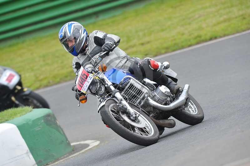 Mallory park Leicestershire;Mallory park photographs;Motorcycle action photographs;classic bikes;event digital images;eventdigitalimages;mallory park;no limits trackday;peter wileman photography;vintage bikes;vintage motorcycles;vmcc festival 1000 bikes
