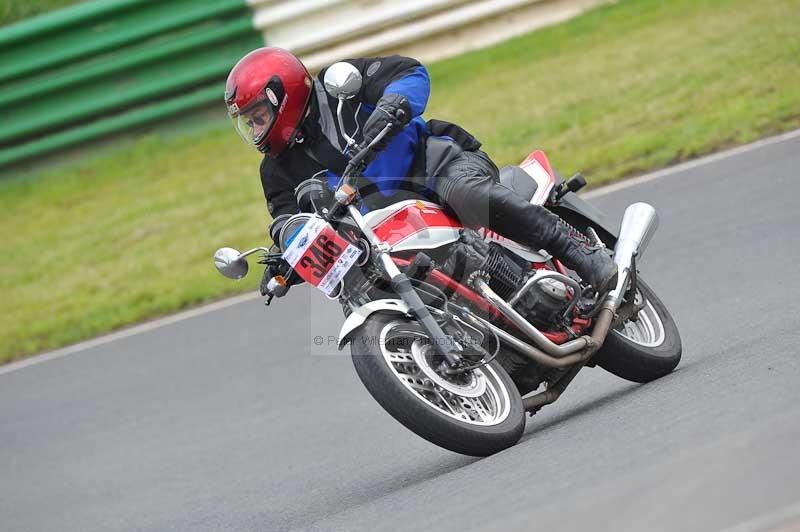 Mallory park Leicestershire;Mallory park photographs;Motorcycle action photographs;classic bikes;event digital images;eventdigitalimages;mallory park;no limits trackday;peter wileman photography;vintage bikes;vintage motorcycles;vmcc festival 1000 bikes