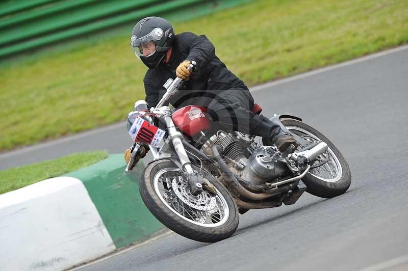 Mallory park Leicestershire;Mallory park photographs;Motorcycle action photographs;classic bikes;event digital images;eventdigitalimages;mallory park;no limits trackday;peter wileman photography;vintage bikes;vintage motorcycles;vmcc festival 1000 bikes