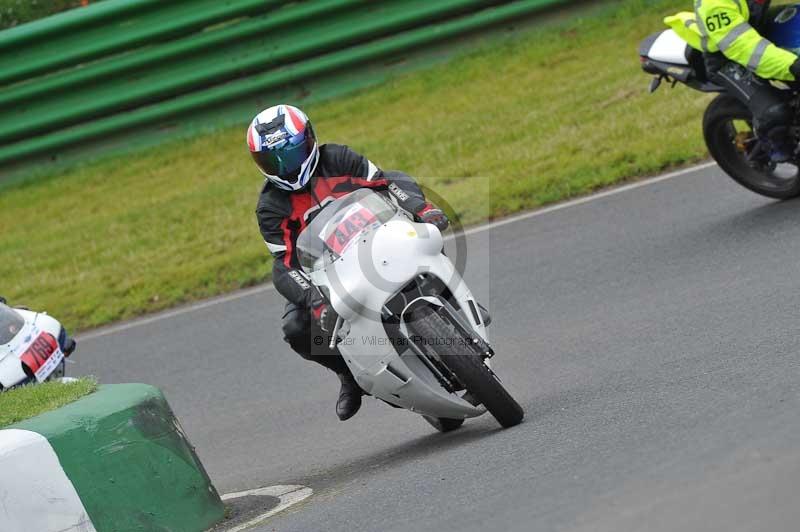 Mallory park Leicestershire;Mallory park photographs;Motorcycle action photographs;classic bikes;event digital images;eventdigitalimages;mallory park;no limits trackday;peter wileman photography;vintage bikes;vintage motorcycles;vmcc festival 1000 bikes