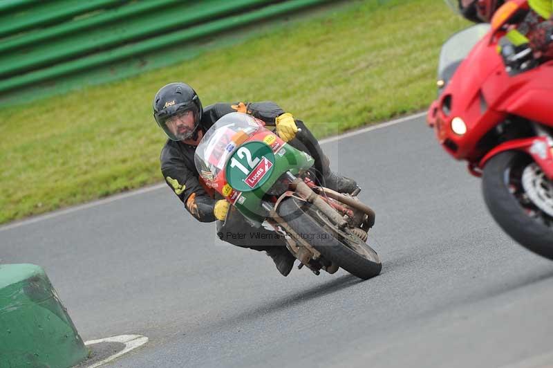 Mallory park Leicestershire;Mallory park photographs;Motorcycle action photographs;classic bikes;event digital images;eventdigitalimages;mallory park;no limits trackday;peter wileman photography;vintage bikes;vintage motorcycles;vmcc festival 1000 bikes