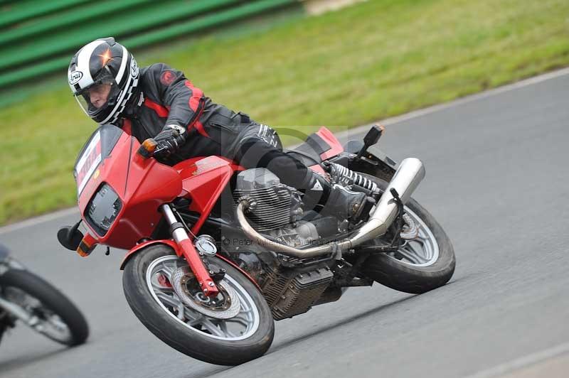 Mallory park Leicestershire;Mallory park photographs;Motorcycle action photographs;classic bikes;event digital images;eventdigitalimages;mallory park;no limits trackday;peter wileman photography;vintage bikes;vintage motorcycles;vmcc festival 1000 bikes