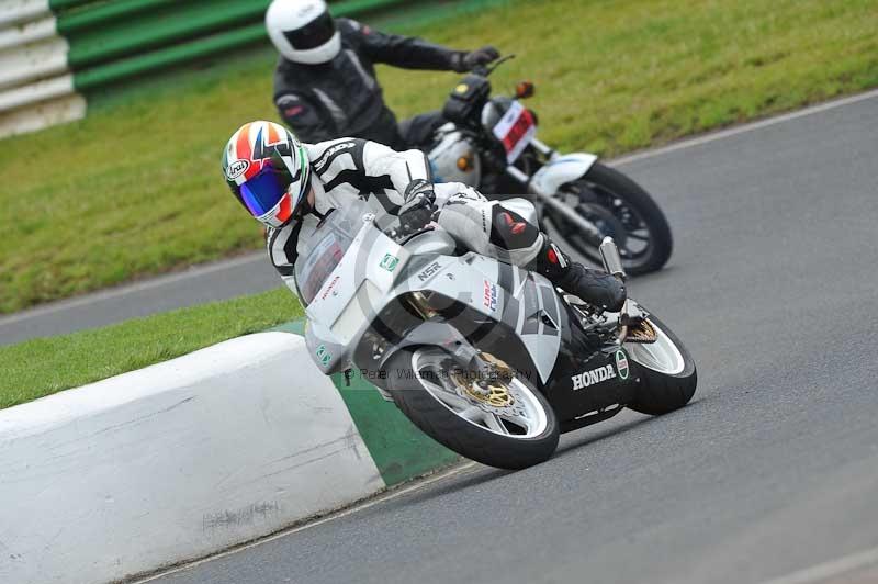 Mallory park Leicestershire;Mallory park photographs;Motorcycle action photographs;classic bikes;event digital images;eventdigitalimages;mallory park;no limits trackday;peter wileman photography;vintage bikes;vintage motorcycles;vmcc festival 1000 bikes