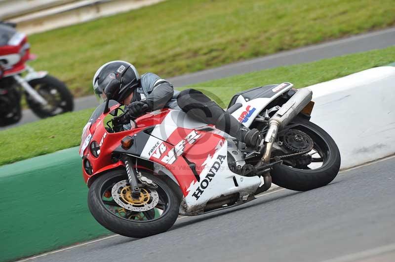 Mallory park Leicestershire;Mallory park photographs;Motorcycle action photographs;classic bikes;event digital images;eventdigitalimages;mallory park;no limits trackday;peter wileman photography;vintage bikes;vintage motorcycles;vmcc festival 1000 bikes