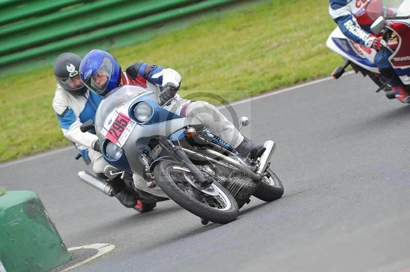 Mallory park Leicestershire;Mallory park photographs;Motorcycle action photographs;classic bikes;event digital images;eventdigitalimages;mallory park;no limits trackday;peter wileman photography;vintage bikes;vintage motorcycles;vmcc festival 1000 bikes