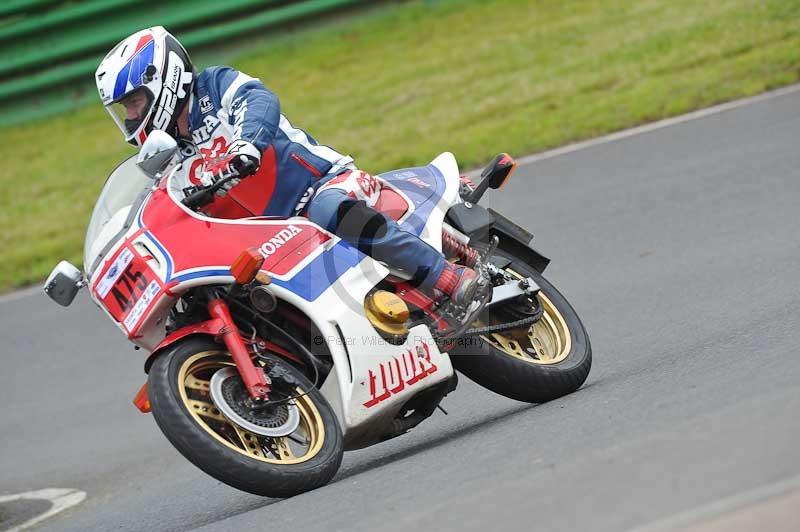 Mallory park Leicestershire;Mallory park photographs;Motorcycle action photographs;classic bikes;event digital images;eventdigitalimages;mallory park;no limits trackday;peter wileman photography;vintage bikes;vintage motorcycles;vmcc festival 1000 bikes