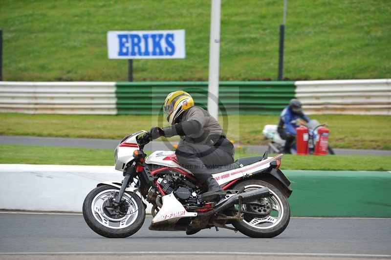 Mallory park Leicestershire;Mallory park photographs;Motorcycle action photographs;classic bikes;event digital images;eventdigitalimages;mallory park;no limits trackday;peter wileman photography;vintage bikes;vintage motorcycles;vmcc festival 1000 bikes