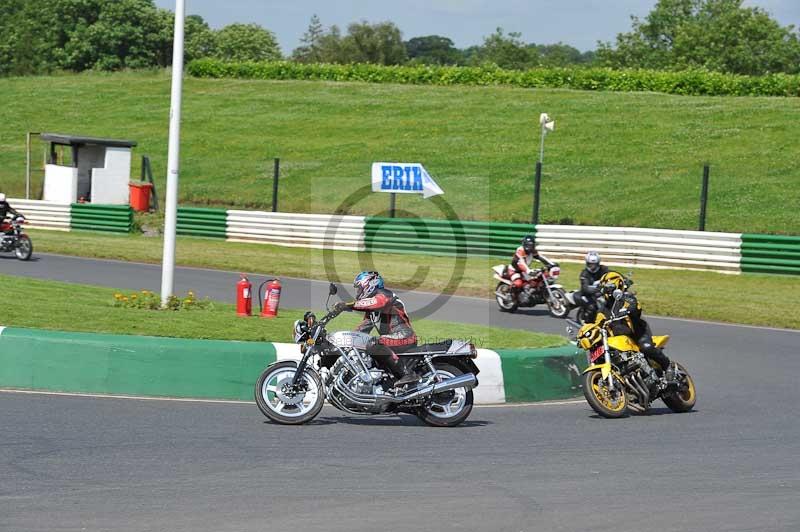 Mallory park Leicestershire;Mallory park photographs;Motorcycle action photographs;classic bikes;event digital images;eventdigitalimages;mallory park;no limits trackday;peter wileman photography;vintage bikes;vintage motorcycles;vmcc festival 1000 bikes