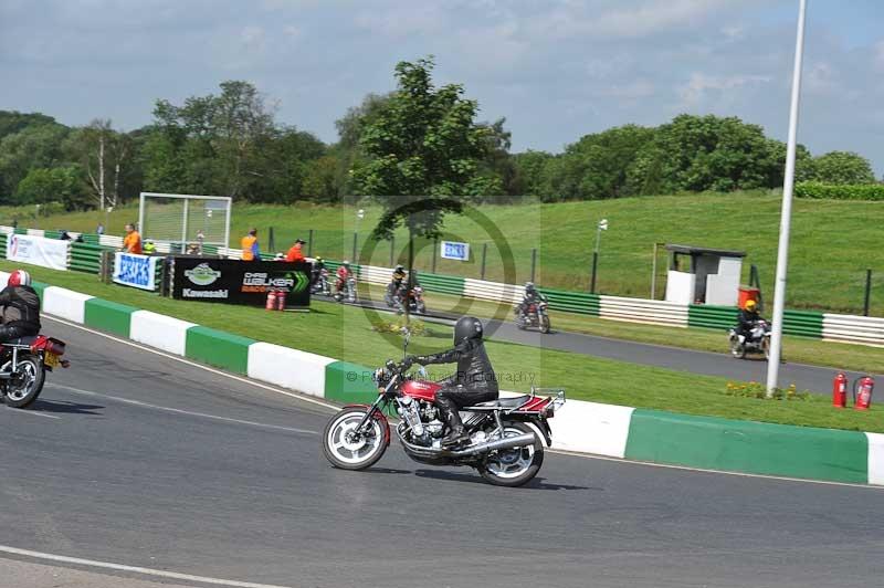 Mallory park Leicestershire;Mallory park photographs;Motorcycle action photographs;classic bikes;event digital images;eventdigitalimages;mallory park;no limits trackday;peter wileman photography;vintage bikes;vintage motorcycles;vmcc festival 1000 bikes