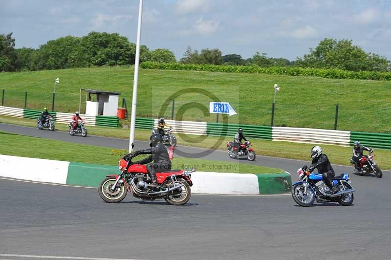 Mallory park Leicestershire;Mallory park photographs;Motorcycle action photographs;classic bikes;event digital images;eventdigitalimages;mallory park;no limits trackday;peter wileman photography;vintage bikes;vintage motorcycles;vmcc festival 1000 bikes