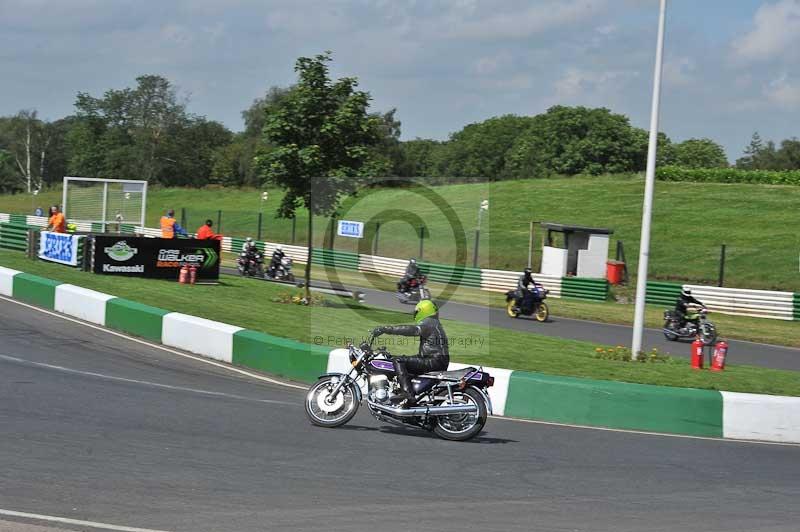 Mallory park Leicestershire;Mallory park photographs;Motorcycle action photographs;classic bikes;event digital images;eventdigitalimages;mallory park;no limits trackday;peter wileman photography;vintage bikes;vintage motorcycles;vmcc festival 1000 bikes