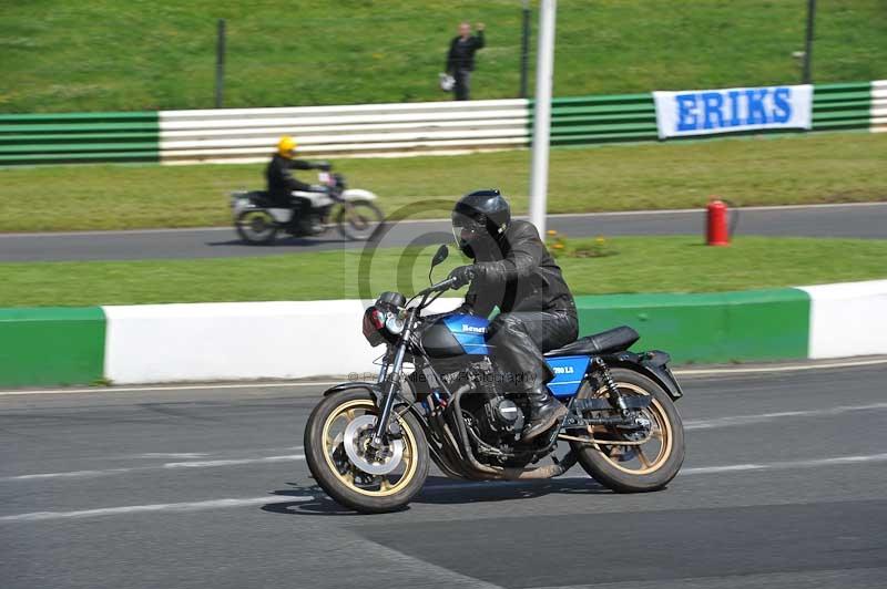 Mallory park Leicestershire;Mallory park photographs;Motorcycle action photographs;classic bikes;event digital images;eventdigitalimages;mallory park;no limits trackday;peter wileman photography;vintage bikes;vintage motorcycles;vmcc festival 1000 bikes