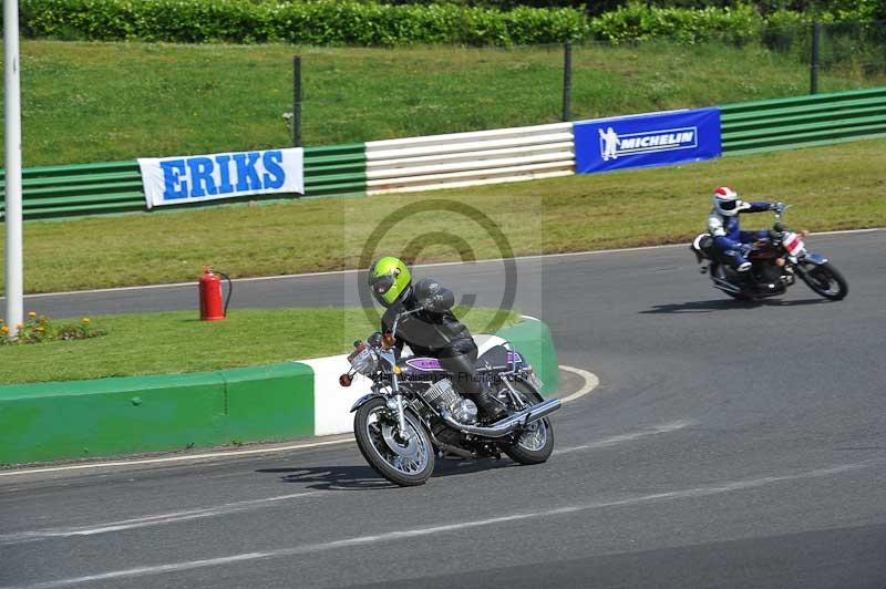 Mallory park Leicestershire;Mallory park photographs;Motorcycle action photographs;classic bikes;event digital images;eventdigitalimages;mallory park;no limits trackday;peter wileman photography;vintage bikes;vintage motorcycles;vmcc festival 1000 bikes