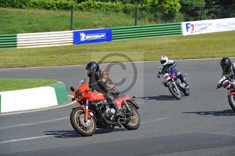 Mallory park Leicestershire;Mallory park photographs;Motorcycle action photographs;classic bikes;event digital images;eventdigitalimages;mallory park;no limits trackday;peter wileman photography;vintage bikes;vintage motorcycles;vmcc festival 1000 bikes
