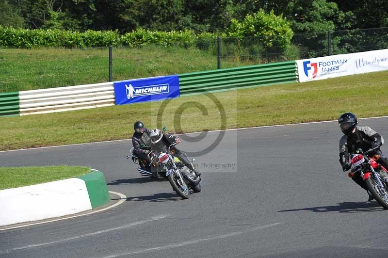 Mallory park Leicestershire;Mallory park photographs;Motorcycle action photographs;classic bikes;event digital images;eventdigitalimages;mallory park;no limits trackday;peter wileman photography;vintage bikes;vintage motorcycles;vmcc festival 1000 bikes